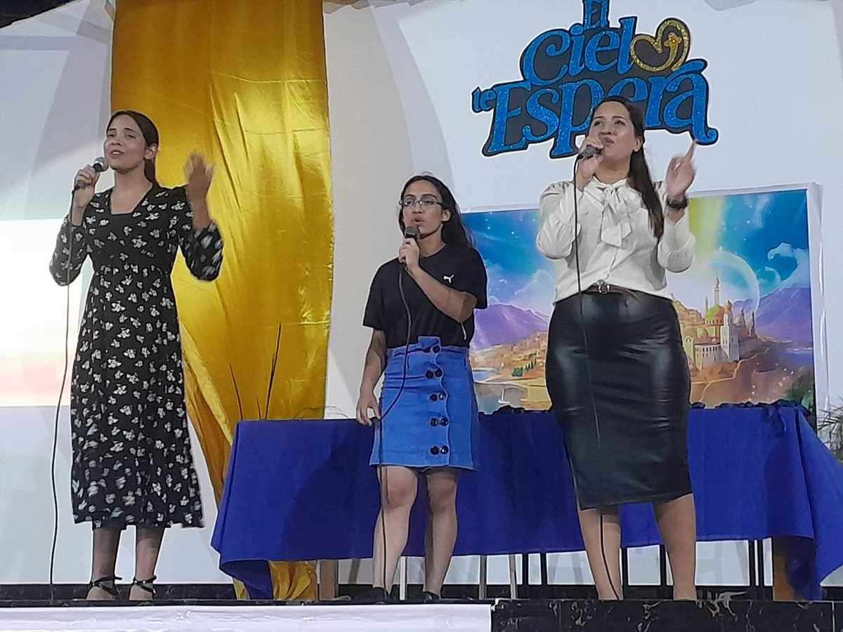 Así da inicio la certificación de Colegio Adventista Braulio Pérez Marcio. El servicio de canto estuvo a cargo de Paola Betancourt, Maira Cruz y Milagros González.