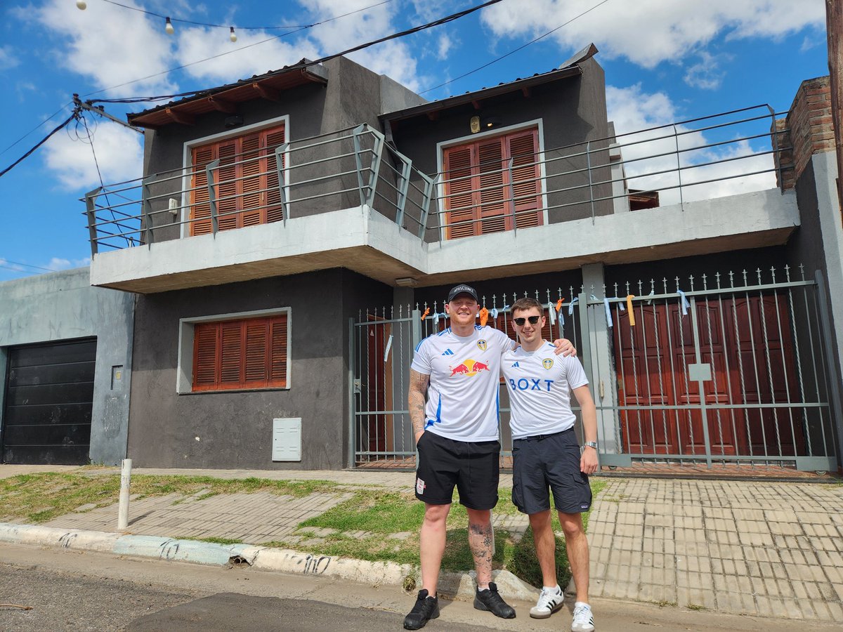 NewellsTickets's tweet image. Olly & Ash enjoying Rosario before the game against Boca.
#messitour #Bielsa #mural #MOT #LEEDS