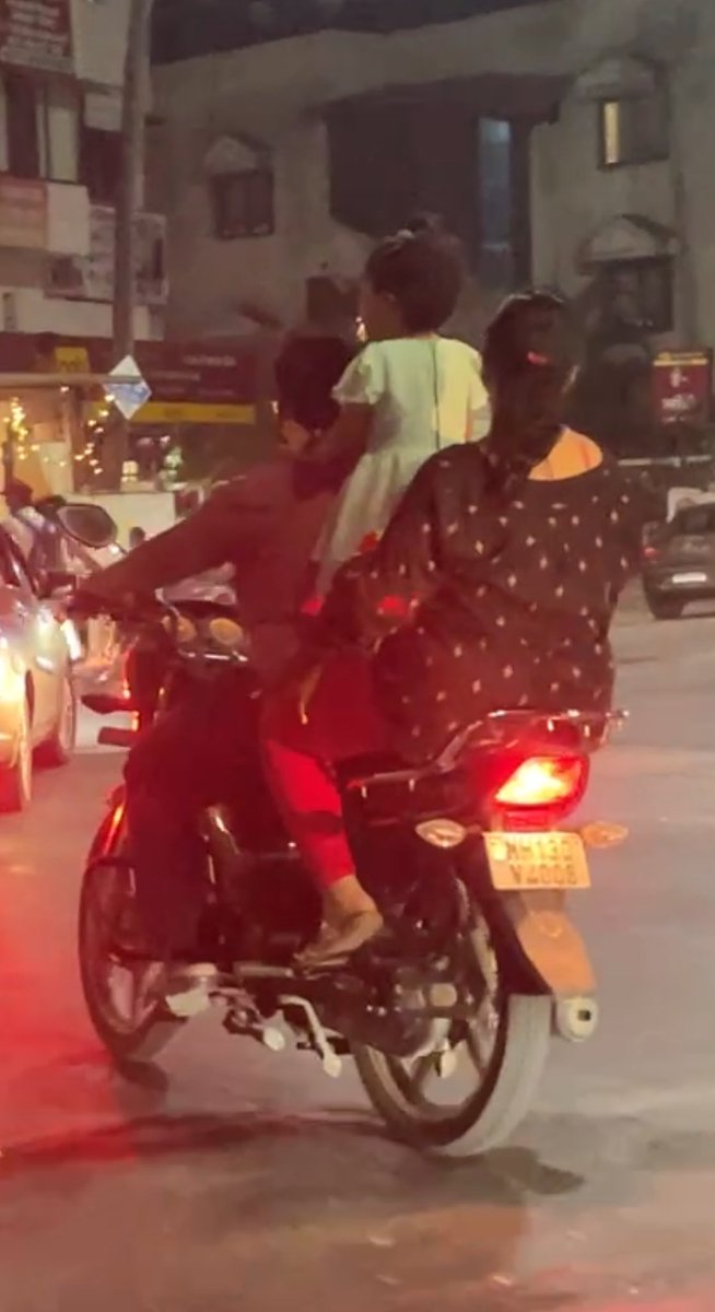 ganeshan_iyer's tweet image. There are so many things wrong with this photo.

1. Triple seat driving 
2. Driving without helmets
3. Driving with a child standing dangerously
4. Shockingly poor parenting 

Life is very cheap in India when it comes to poor and middle class. But to risk a kid in such way?…