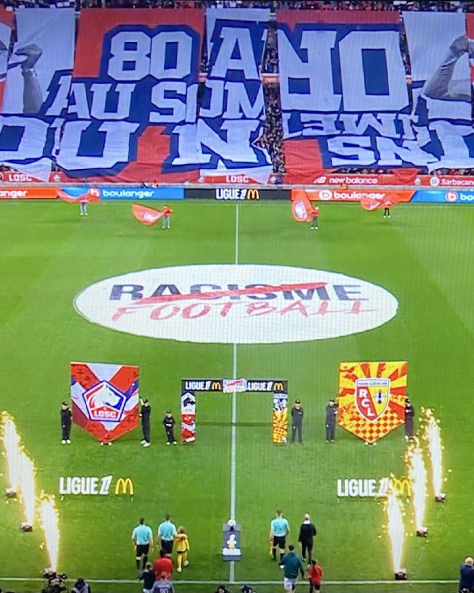 Le tifo déployé… à l’envers par la tribune lilloise ce soir pour le derby 🙃