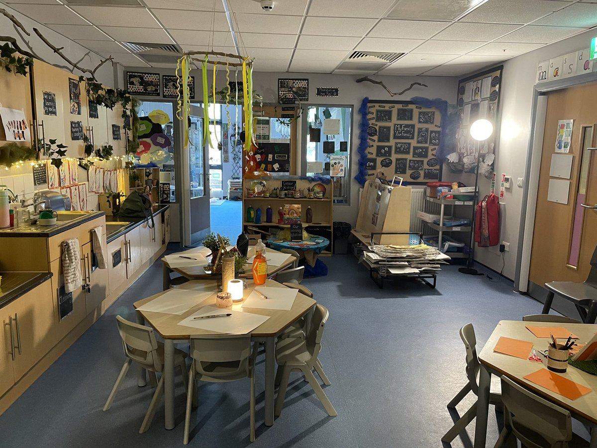 EYRoundhay's tweet photo. We are experimenting with mood lighting in our art studio to create a calm and purposeful environment 🥰✨🔍💡 #eyfs #playislearning #enablingenvironments https://t.co/BPj7qzTPol