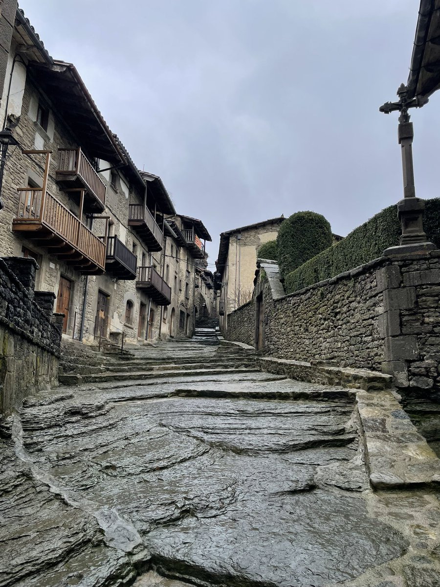 Rupit, diumenge passat al matí. Sota la pluja i abans que s’omplís de turistes.