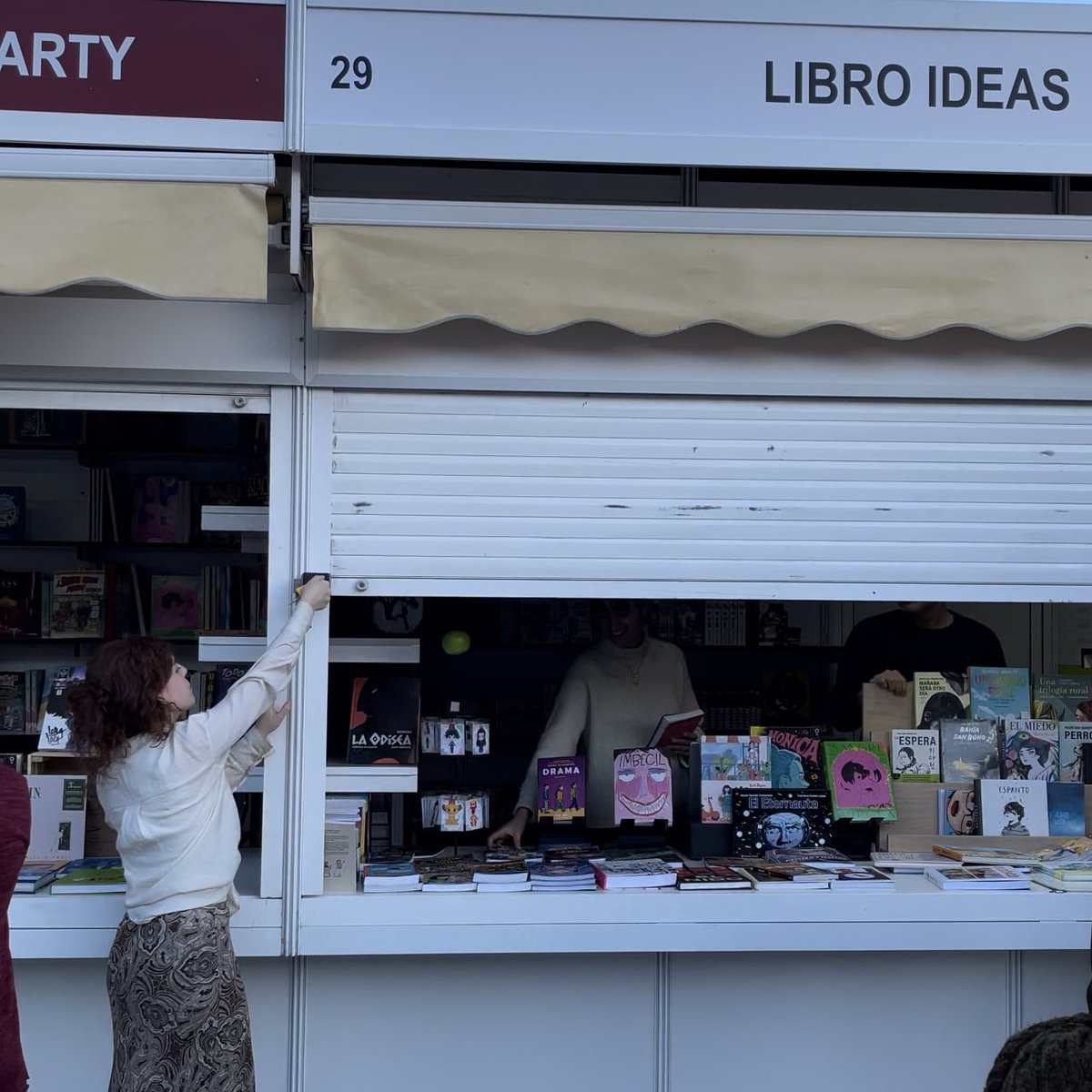 Bajamos persianas… ¡Se acaba la #FCMadrid25! 

Mil gracias a quienes nos habéis visitado y habéis llenado de ilusión y cariño todos los espacios. Una cosa está clara: había hambre de cómic💥💥💥

Ha sido una primera edición increíble. Y esta Feria ha llegado para quedarse 🔥