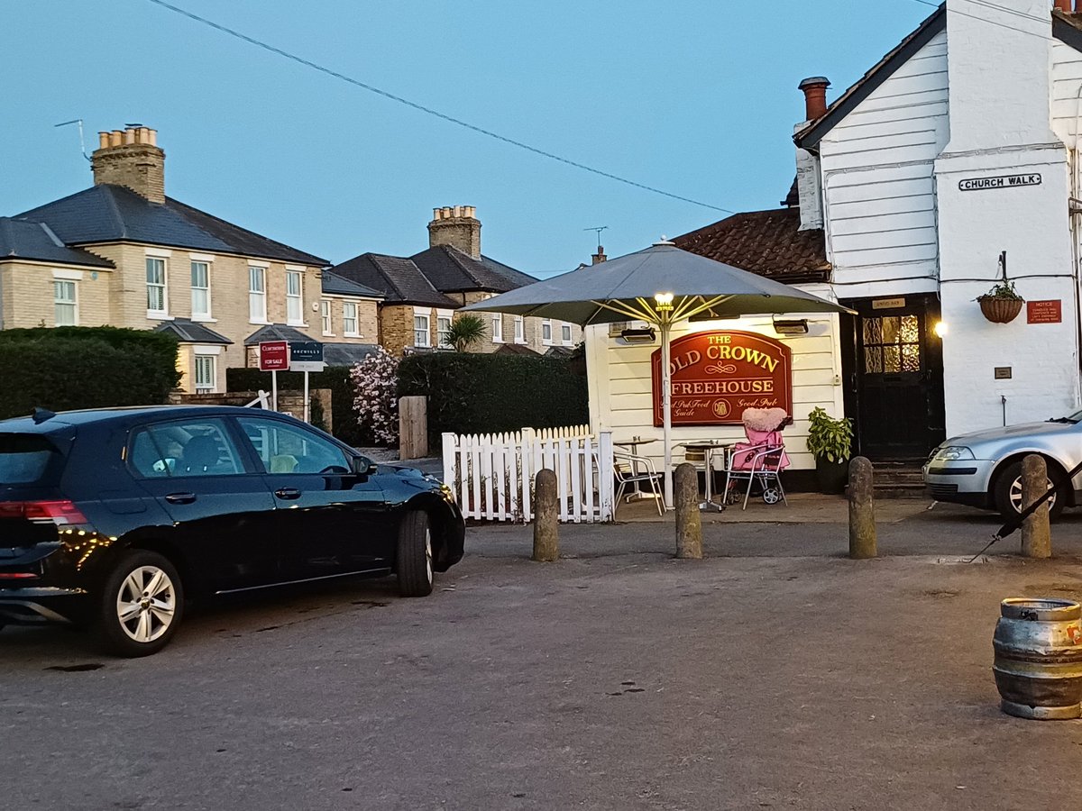 Juzza07's tweet image. Good evening Weybridge/ British Summer Time!

And I (well, Shell) even cleaned the car to celebrate. 

#gelovejuzza07
#oldcrown