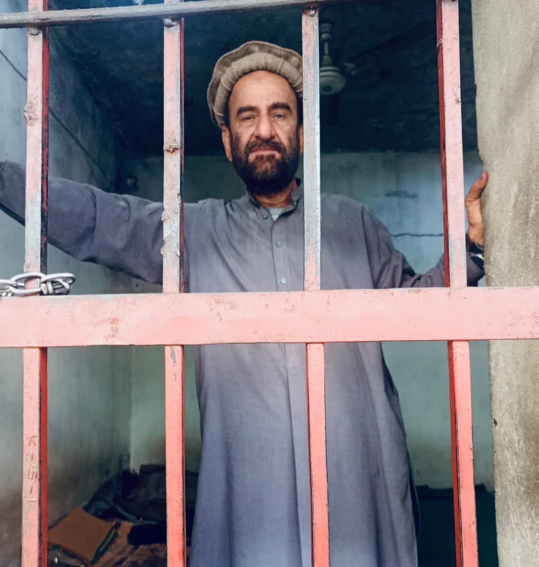 ShafiqAhmadAdv3's tweet photo. یہ عید زندانوں میں قید ڈاکٹر مہرنگ بکوچ،بیبو بلوچ،سمی دین بلوچ،عبدالصمد لالہ،علی وزیر اور ملک نصیر کوکی خیل سمیت تمام پشتون بلوچ سندھی مہاجر کشمیری گلگتیوں کے نام اور ہم عید اُس دن منائیں گے جب تمام محکوم قومیں پنجابی سامراجیت سے آزاد ھوجائیں گی
#ThisEidAskForRelease https://t.co/JqBtHxpChd