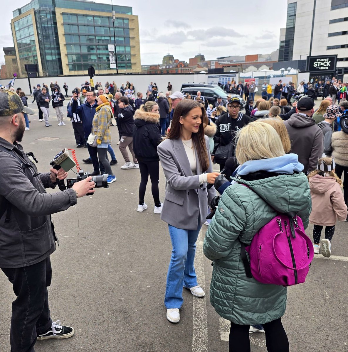 alicescarfftv's tweet image. Geordies! What a blast yesterday creating content for @NUFC sponsors. 🎤⚽️🏆
Thanks for joining in if you came across us! 🙌🏼
#CarabaoCup #Newcastle #TheToon #Football #PremierLeague