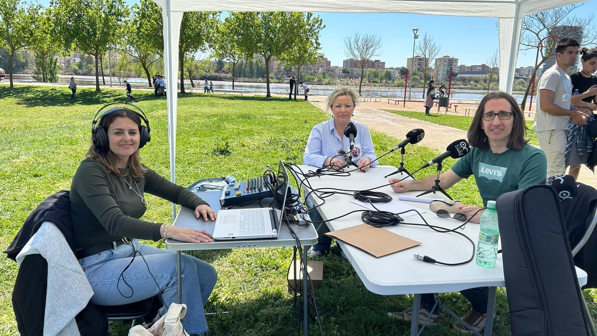 RadioEduca tuvo una participación destacada el Día de la Escuela en Extremadura

Los profesores M.José Godoy, Héctor Archilla, Yolanda Deocano, Daniel Martín y LuzM. Romo lideran el proyecto que fomenta colaboración ÷ estudiantes de Educación y Psicología y CC de la Comunicación