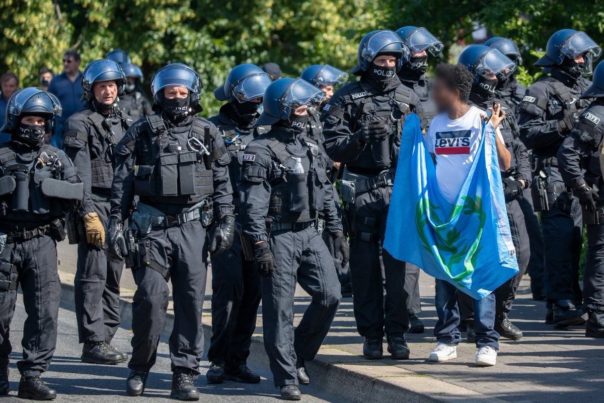 Razzien in Deutschland treffen nicht die Täter, sondern die eritreischen Aktivisten, die für Freiheit kämpfen. Wer wird hier wirklich geschützt? #TransnationalRepression #Eritrea”oMorePFDJPropaganda 
@Bundeskanzler <a href="/bundesrat/">Bundesrat</a> <a href="/BMI_Bund/">Bundesministerium des Innern</a> <a href="/GrueneBundestag/">Grüne im Bundestag 🇪🇺🏳️‍🌈</a> <a href="/_FriedrichMerz/">Friedrich Merz</a> <a href="/spdbt/">SPD-Fraktion im Bundestag</a>