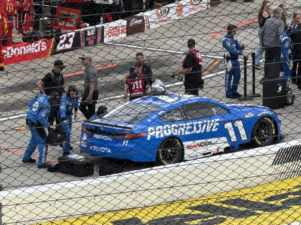 bdavis2059's tweet photo. @dennyhamlin Taking a pic of Red Vest 311 taking a picture of Driver 11… #DE11VER https://t.co/1zsqAHzDl0