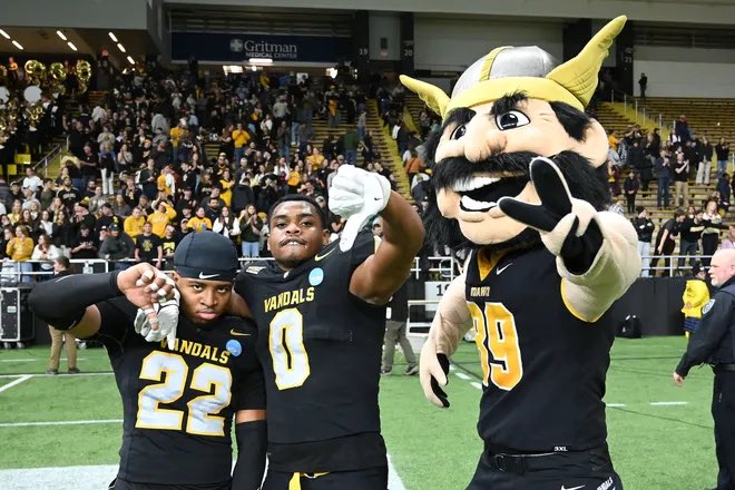 Roger Vanderhoef (@rogervanderhoef) on Twitter photo Blessed to receive another division 1 offer to the University of Idaho!!! #AG2G #govandals <a href="/CoachEndsley77/">Loren Endsley</a> <a href="/CReedGHS/">Carl Reed</a> <a href="/SydThompson23/">Syd Thompson</a> <a href="/coachJoJohnson/">Josiah Johnson</a> <a href="/Coach_Ferg7/">Deanthone Ferguson</a> <a href="/streetsavvyGMG/">Coach D. Leach (H.U.) 🇺🇸💯</a> <a href="/CoachLeach3/">CoachLeach</a> <a href="/grant_union/">GHSpacersFootball</a> Blessed to receive another division 1 offer to the University of Idaho!!! #AG2G #govandals <a href="/CoachEndsley77/">Loren Endsley</a> <a href="/CReedGHS/">Carl Reed</a> <a href="/SydThompson23/">Syd Thompson</a> <a href="/coachJoJohnson/">Josiah Johnson</a> <a href="/Coach_Ferg7/">Deanthone Ferguson</a> <a href="/streetsavvyGMG/">Coach D. Leach (H.U.) 🇺🇸💯</a> <a href="/CoachLeach3/">CoachLeach</a> <a href="/grant_union/">GHSpacersFootball</a>