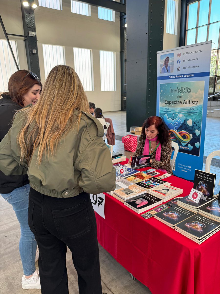 PanesSegarra's tweet image. 📚✍🏻 Gràcies a totes les persones que us vau acostar a saludar-me i a interessar-vos pels meus llibres. Vaig poder conèixer i parlar amb persones meravelloses, tant escriptors com lectors. Gràcies de tot cor. Va ser un dia per recordar.
#firallibres #escriptora #llibres