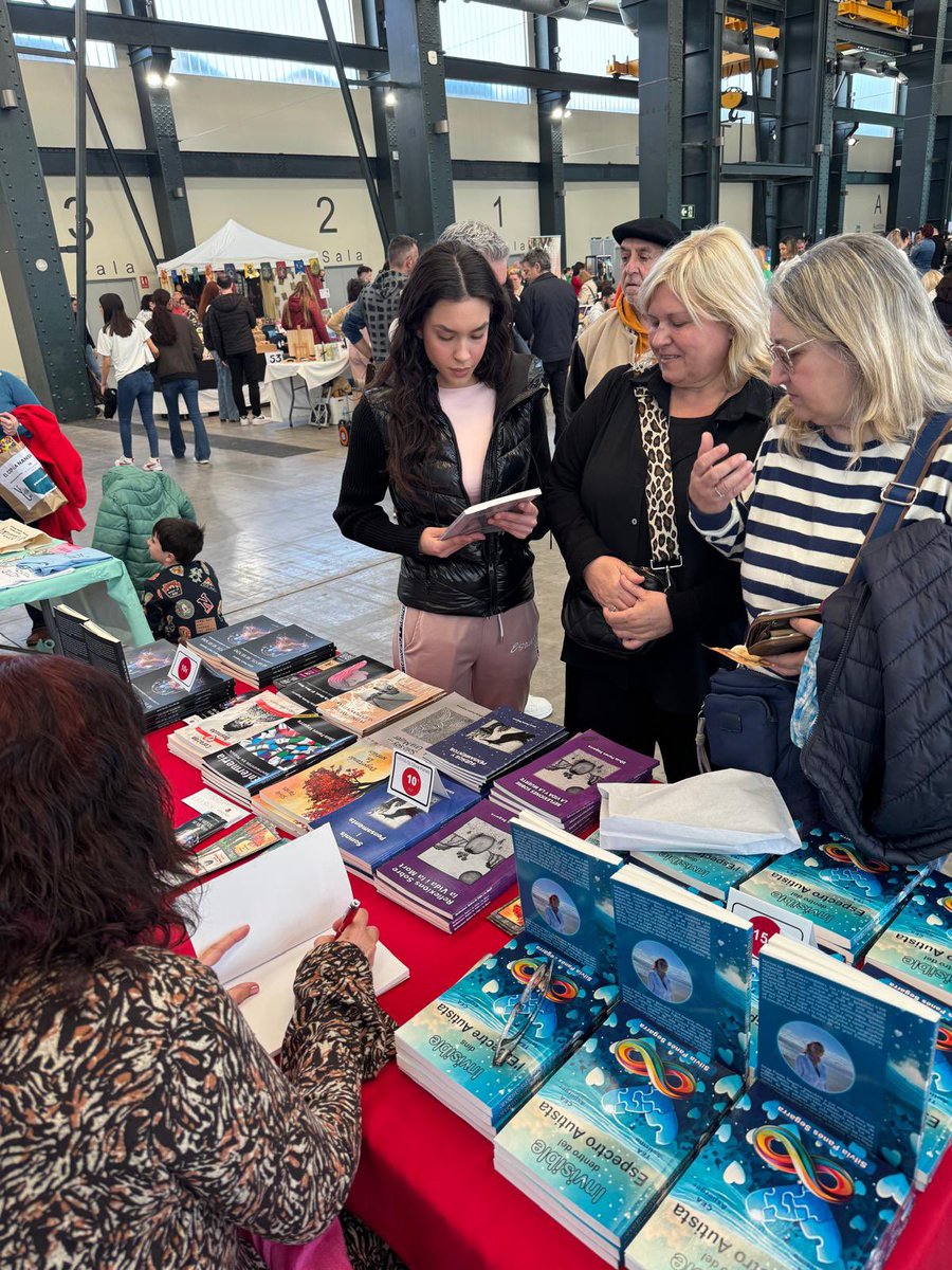 PanesSegarra's tweet image. 📚✍🏻 Gràcies a totes les persones que us vau acostar a saludar-me i a interessar-vos pels meus llibres. Vaig poder conèixer i parlar amb persones meravelloses, tant escriptors com lectors. Gràcies de tot cor. Va ser un dia per recordar.
#firallibres #escriptora #llibres