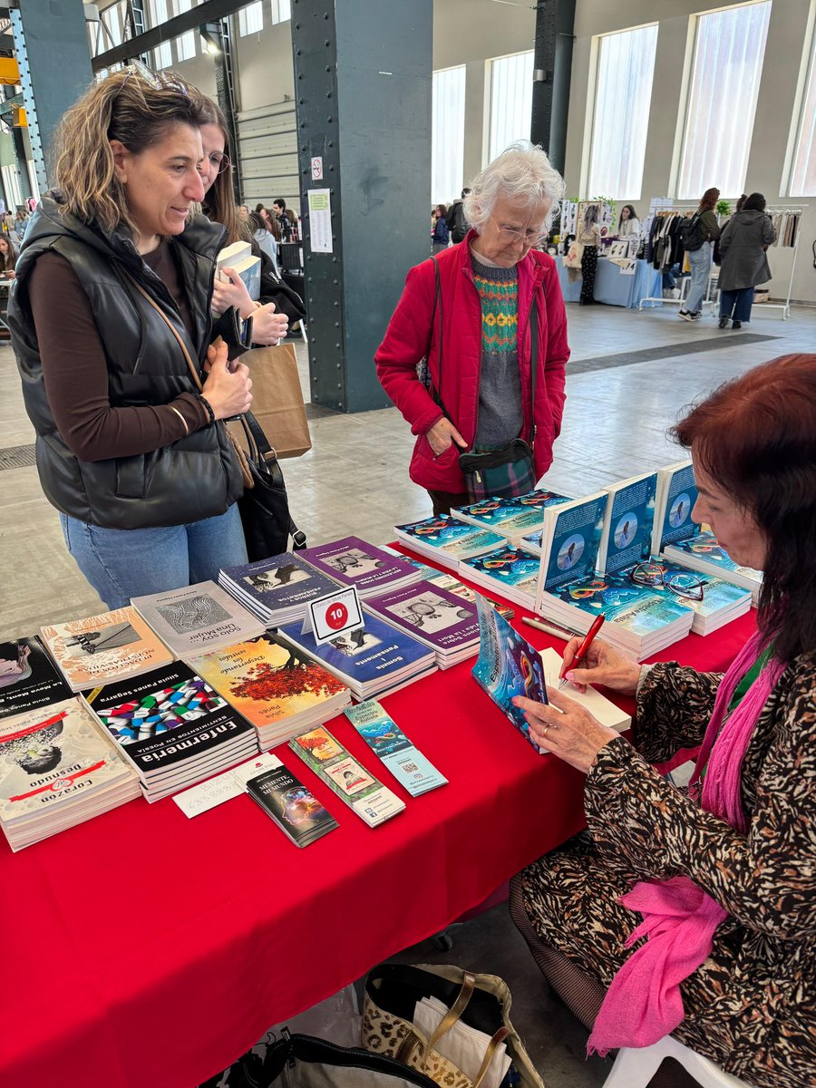 PanesSegarra's tweet image. 📚✍🏻 Gràcies a totes les persones que us vau acostar a saludar-me i a interessar-vos pels meus llibres. Vaig poder conèixer i parlar amb persones meravelloses, tant escriptors com lectors. Gràcies de tot cor. Va ser un dia per recordar.
#firallibres #escriptora #llibres