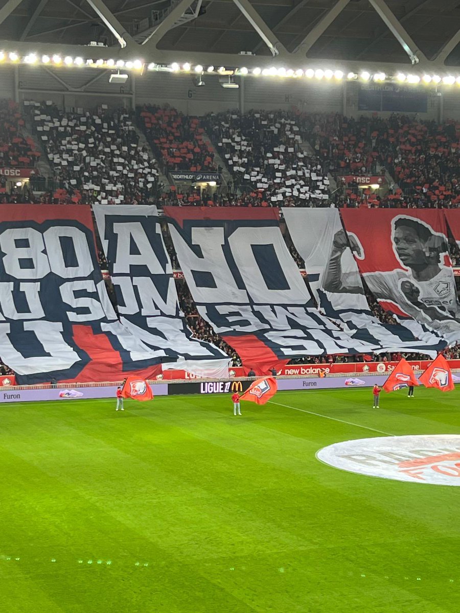 RomCrsp's tweet photo. Sur les 30 premières minutes… on est comme leurs Tifo… 
À l’envers !!🙃
#LilleLens #LOSCRCL #ligue1 #Tifo #Tifosalenvers https://t.co/47fhYctCxs