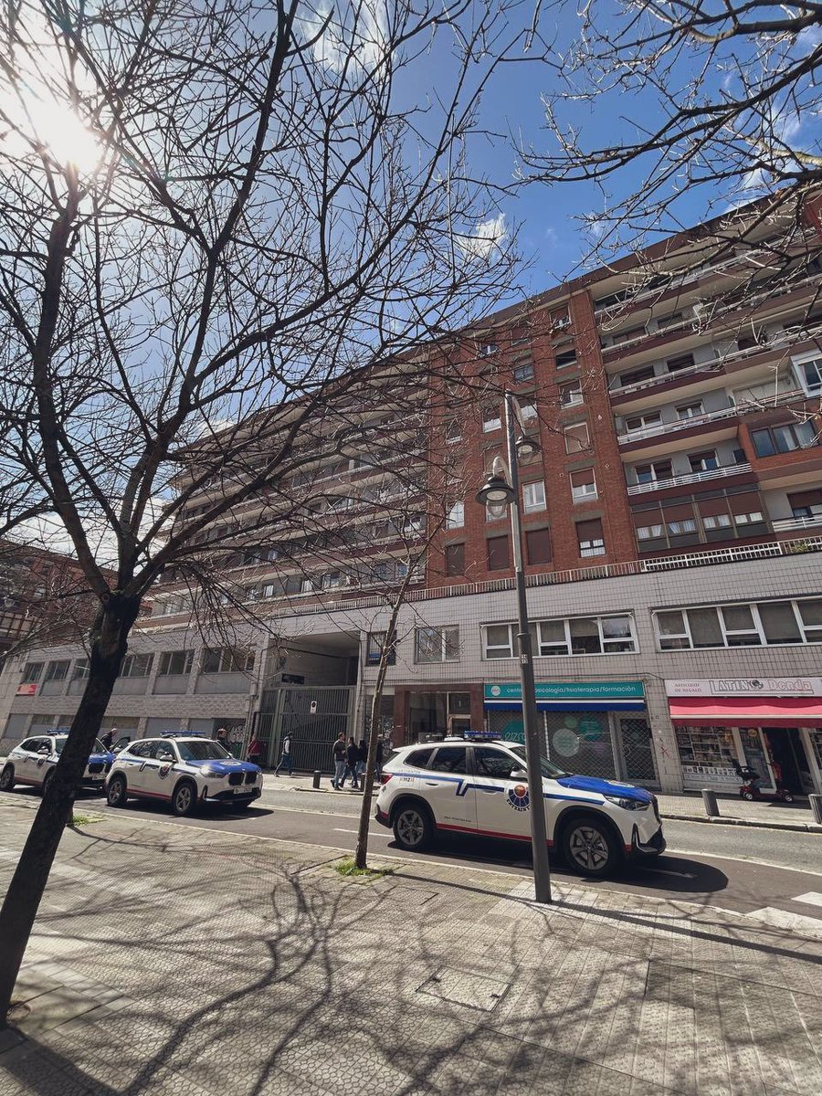 🔴 Gaur familia bat etxegabetu dute Deustun, adin txiki bat tartean.

Bide judiziala zabalik egon arren, etxegabetzea familiari aurretik ezer notifikatu gabe burutu dute. Eta ez dugu bitartekaritzarako aukeratik izan.

Aski da! Pobreon kontrako gerra gelditu!