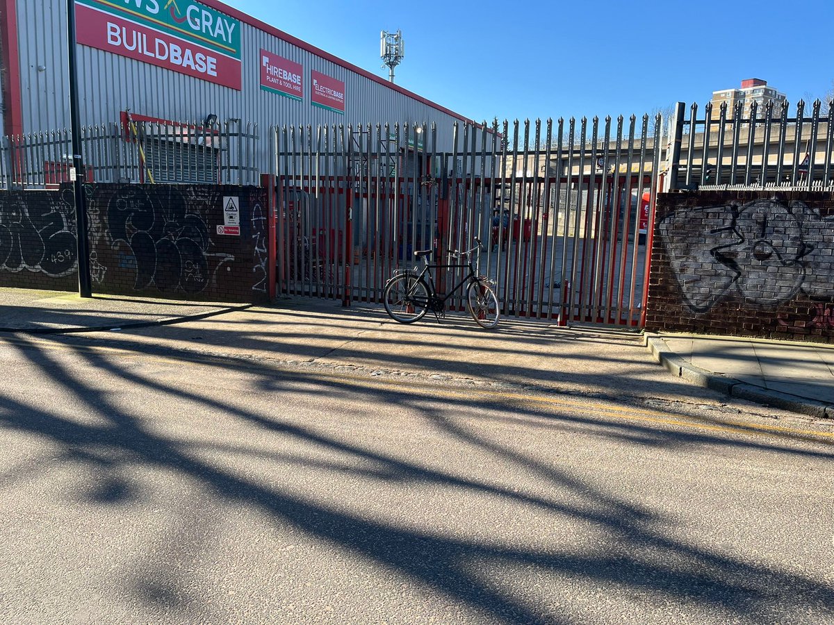 AccessibleStLdn's tweet photo. @TowerHamletsNow @CllrMarcFrancis @AminaAliLabour @CampaignerAbdi The lack of dropped kerbs either side of this entrance way results in wheelchair users being unable to cross.

Reported to @TowerHamletsNow

CC: @CllrMarcFrancis @AminaAliLabour @CampaignerAbdi

📍 Dace Rd (opposite No.3)

#AccessibleStreets 🧑‍🦽 🧑‍🦼 🧑‍🦯 https://t.co/a9zPdqKjbL