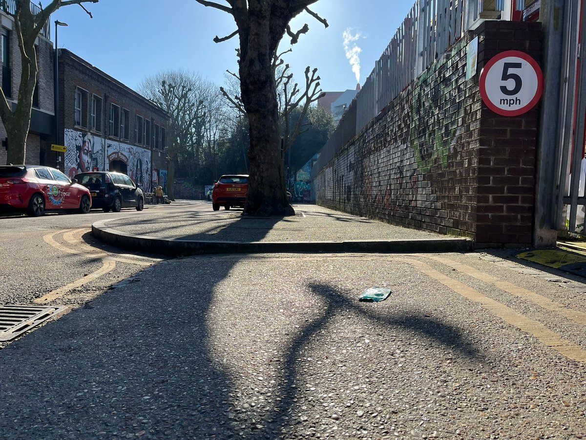 AccessibleStLdn's tweet photo. @TowerHamletsNow @CllrMarcFrancis @AminaAliLabour @CampaignerAbdi The lack of dropped kerbs either side of this entrance way means that wheelchair users are unable to cross.

Reported to @TowerHamletsNow

CC: @CllrMarcFrancis @AminaAliLabour @CampaignerAbdi

📍 Dace Rd (entrance to Huws Gray Buildbase)

#AccessibleStreets 🧑‍🦽 🧑‍🦼 🧑‍🦯 https://t.co/4VHZPtfAFd