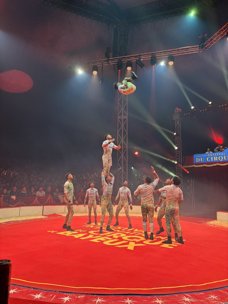 Terry DAIGREMONT (@terrydaigremont) on Twitter photo Bravo aux artistes, au Président <a href="/ArnaudTANQUEREL/">Arnaud TANQUEREL</a> et aux bénévoles pour cette belle organisation du Festival du <a href="/Cirquedebayeux/">Festival International du Cirque de Bayeux</a> ! 🎪✨
Des numéros incroyables qui ont mis plein de magie dans les yeux du public ! 👏🎉 #FestivalDuCirqueDeBayeux #MerciAuxArtistes #MagieDuCirque Bravo aux artistes, au Président <a href="/ArnaudTANQUEREL/">Arnaud TANQUEREL</a> et aux bénévoles pour cette belle organisation du Festival du <a href="/Cirquedebayeux/">Festival International du Cirque de Bayeux</a> ! 🎪✨
Des numéros incroyables qui ont mis plein de magie dans les yeux du public ! 👏🎉 #FestivalDuCirqueDeBayeux #MerciAuxArtistes #MagieDuCirque