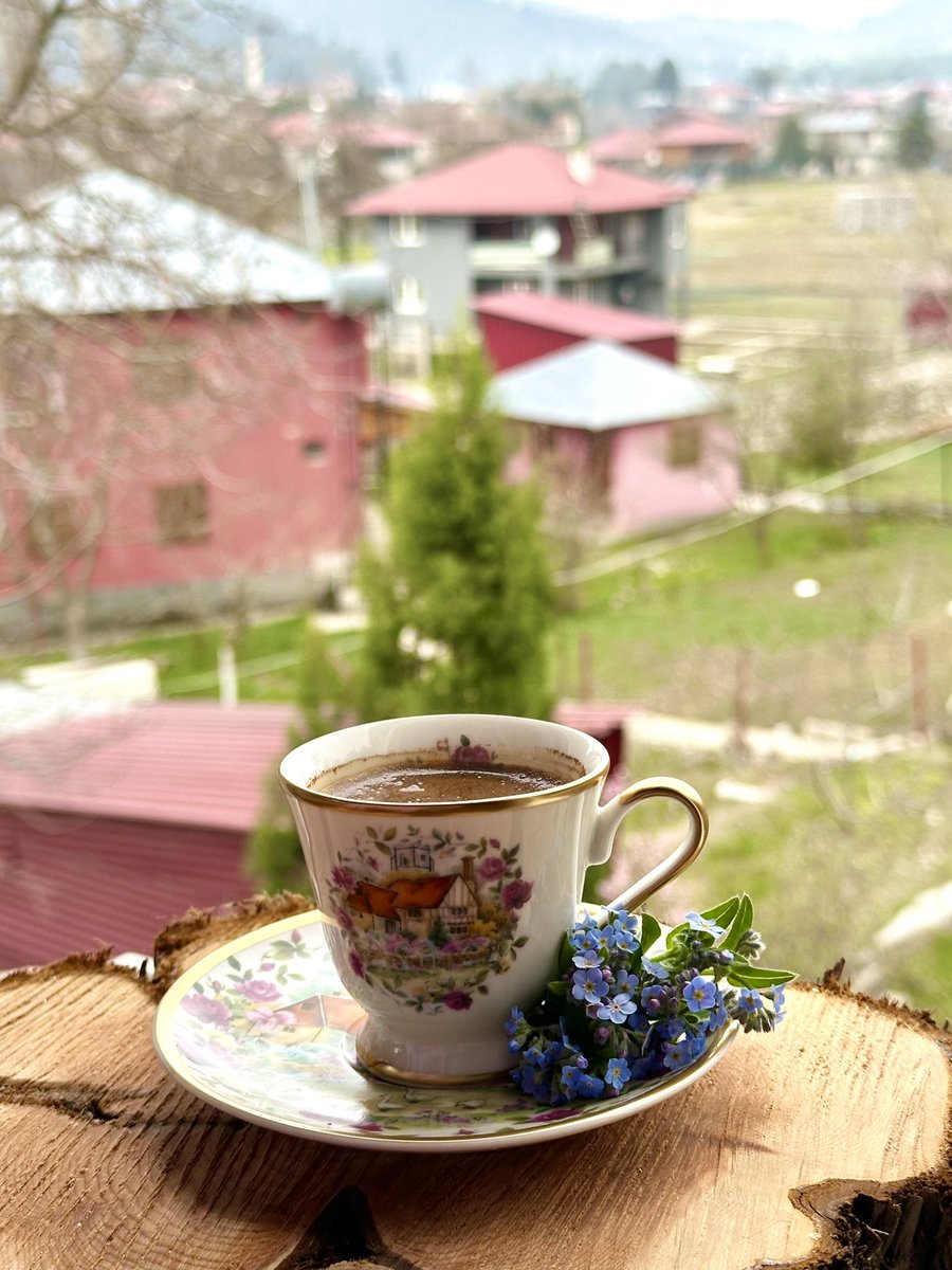Kimi sofralar eksik, kimi kalpler sessiz…
Yine de bayram, bir umudu yaşatır:
Gidenlerin hatırasıyla, kalanların duasıyla.
Yüzü gülenin tebessümü, hüzünlünün yüreğine değsin.
Bayramınız kalbinizce kutlu olsun..