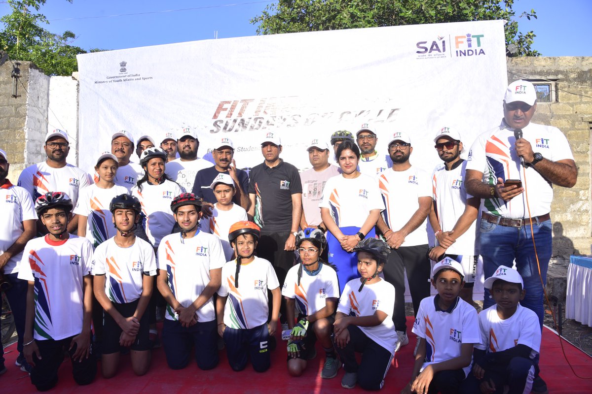 માનનીય કેન્દ્રીય રમત ગમત મંત્રી શ્રી <a href="/mansukhmandviya/">Dr Mansukh Mandaviya</a> સાહેબની ઉપસ્થિતિમાં ફીટ ઇન્ડિયા અંતર્ગત સન્ડે ઓન સાઇકલ ઇવેન્ટ નું આયોજન કરાયું. મોટી સંખ્યામાં સાઈકલીસ્ટોએ જોડાઈ અને ફિટ ઇન્ડિયા નો સંદેશ આપ્યો. 
<a href="/collectorjunag/">Collector Junagadh</a> <a href="/CMOGuj/">CMO Gujarat</a> <a href="/Sanjay_Koradia/">Sanjay Koradia</a>