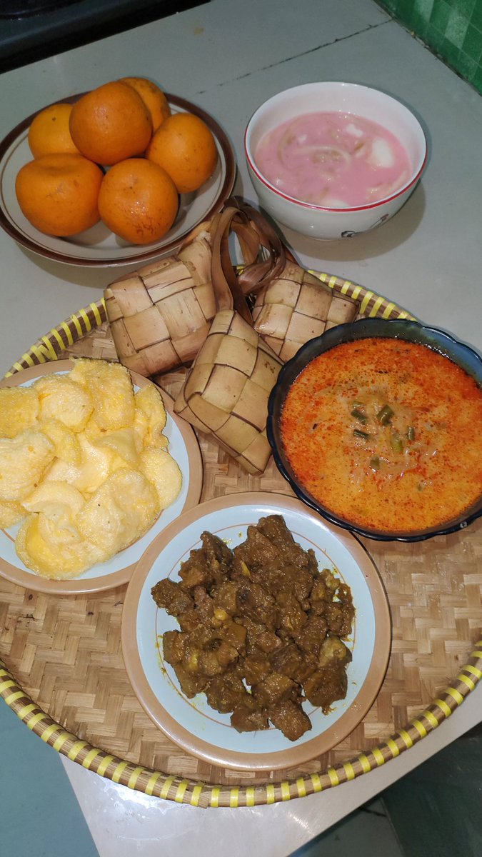 Masak sendiri 10 biji ketupat, sepanci sayur godog Betawi, dan 1 kg semur daging sapi. Semuanya selesai dalam 3 jam. Tapi ngumpulin niatnya seharian 😆

Mungkin sebenernya semua orang bisa masak, klo kepepet 🤣

Selamat Hari Raya Idulfitri.
Mohon maaf lahir batin 🥰🥰🥰