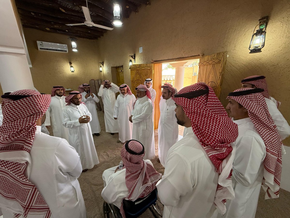 kareem_zulfi's tweet photo. في #جريبيعه، #بيت_البيئيين في مركز سمنان بمحافظة #الزلفي،
شرفنا اليوم بزيارة كريمة من نخبة من الوجهاء والمثقفين، أبناء محمد بن شايع المسعر -رحمه الله- وأبناءهم.

اطلع خلالها الجميع على محتويات البيت وأركانه التراثية.

#عيد_الفطر_المبارك_1446 https://t.co/X0Km7d3P9y