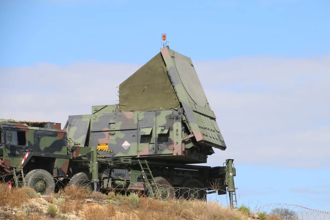 FUTER_ET's tweet image. El Mando de Artillería Antiaérea #MAAA ha verificado con éxito sus capacidades de integración de las Unidades de Defensa Antiaérea #UDAA en los Sistemas de Defensa Aérea tras haber implementado satisfactoriamente las nuevas tecnologías IP.
#SomostuEjercito.