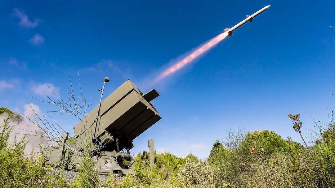 FUTER_ET's tweet image. El Mando de Artillería Antiaérea #MAAA ha verificado con éxito sus capacidades de integración de las Unidades de Defensa Antiaérea #UDAA en los Sistemas de Defensa Aérea tras haber implementado satisfactoriamente las nuevas tecnologías IP.
#SomostuEjercito.