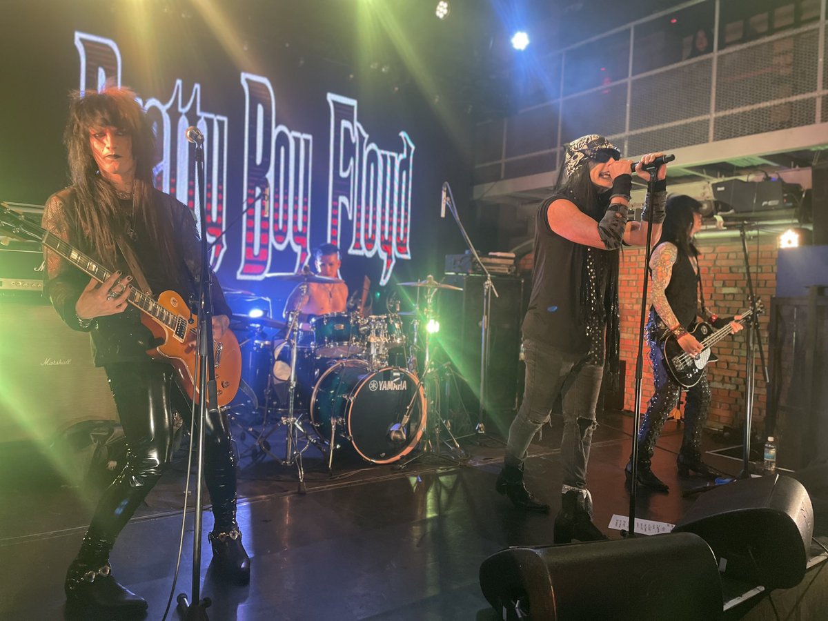 Aeolian__ne's tweet image. 今日もお友達とPretty Boy Floyd観てきました！
しかもスティーブのお誕生日🎉🎉🎉

最高の2日間でした🤘
こんなに楽しい週末がかつてあっただろうか🔥

#PrettyBoyFloyd #PBF #プリボ
#SteveSummers #HBD