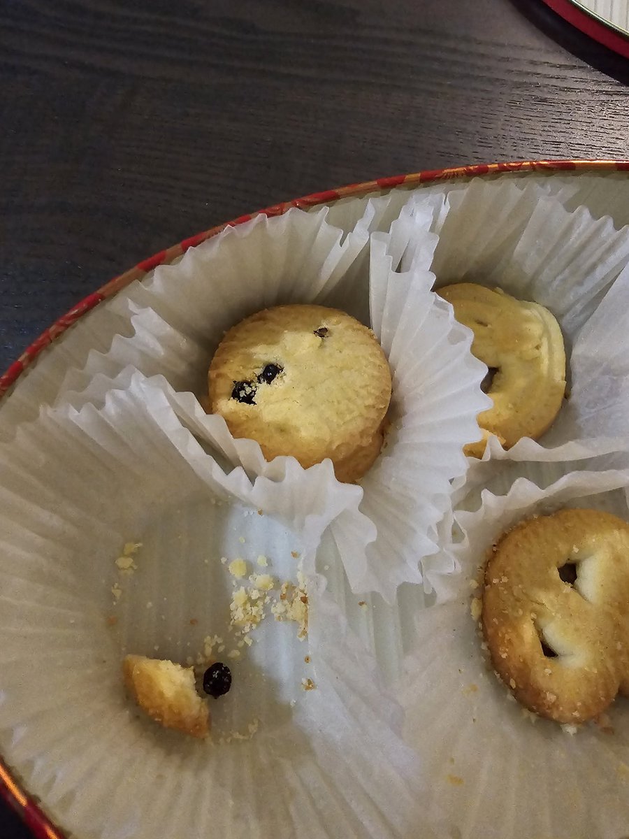 Kehadiranku dalam hidupmu bagaikan biskut raisin dalam tin butter cookies. Walaupun aku last, aku tetap ada.