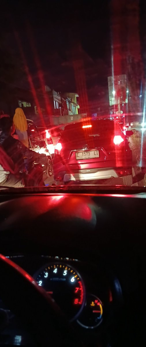 widiansyah1981's tweet photo. Jl. Pembangunan Garut macet parah, spay bulan terjebak. @PRFMnews https://t.co/xrEw7OR9Ae
