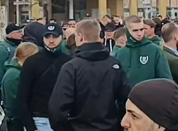 <a href="/Pressefuchs_Brb/">Pressefuchs</a> Nick Schwiderski (l.), der als Kandidat der Schlägerjugend NRJ vom III. Weg in den Ortsteilrat #Erfurt-Wiesenhügel einzog, stand mit Lennard Voigt (r., ursprünglich aus #Arnstadt) und KameradInnen während Philipp Rangs zeitweiser Gewahrsamnahme noch rum

x.com/DominikLenze/s…