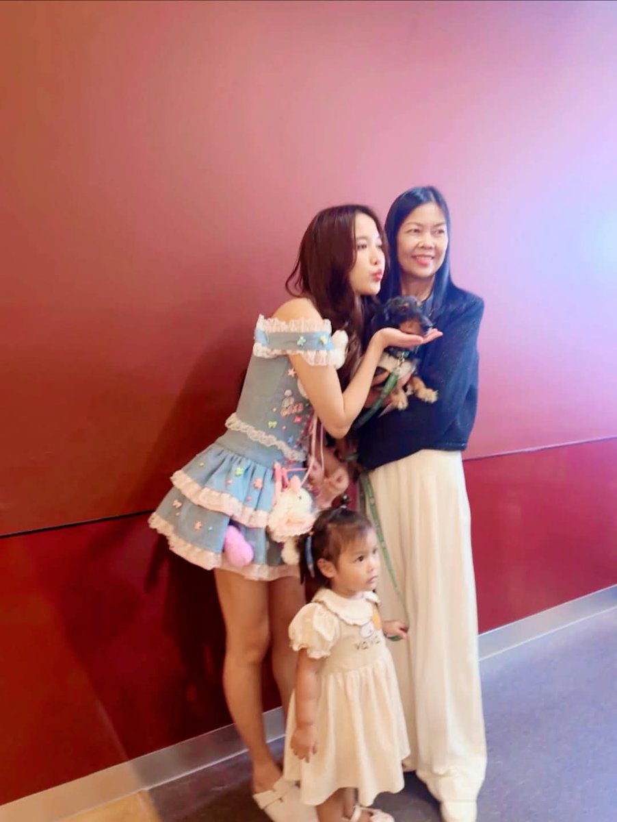 Sampiyo_freen's tweet image. Freen&apos;s biggest support system 🫶🏻

FREENBECKY LOVE OVERLOAD
#ฟรีนเบค1stFanmeet
#srchafreen‌