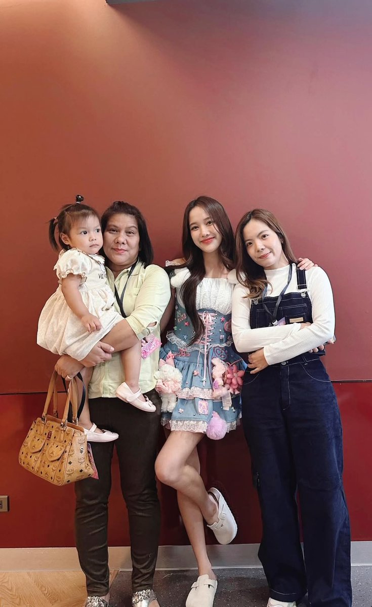 Sampiyo_freen's tweet image. Freen&apos;s biggest support system 🫶🏻

FREENBECKY LOVE OVERLOAD
#ฟรีนเบค1stFanmeet
#srchafreen‌