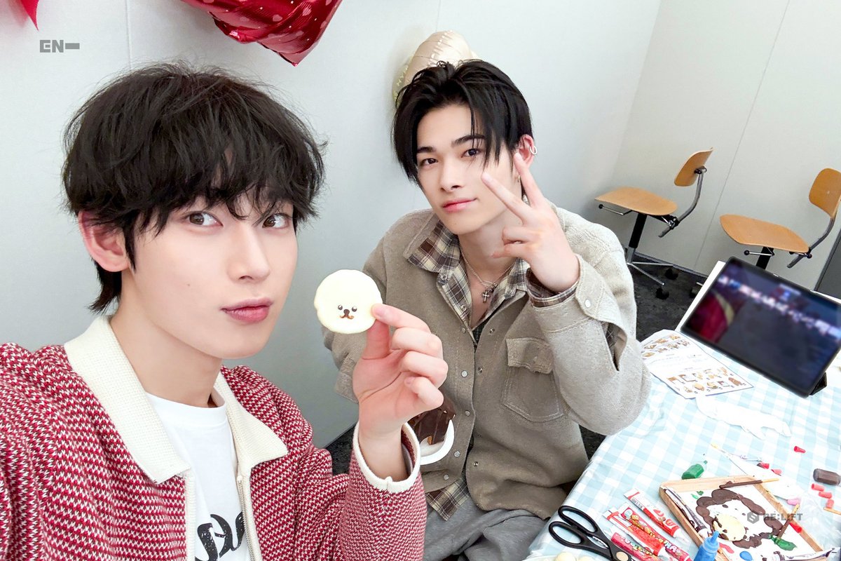 zsunoou's tweet image. On that day, i insisted that i can do these 𝖼͟𝗈͟𝗈͟𝗄͟𝗂͟𝖾͟ 𝗍͟𝗁͟𝗂͟𝗇͟𝗀͟𝗌 mysef, but he said “I will handle everything, you just sit and wait” he kneads the dough, fixes my lopsided cookies, and even cleans up the mess i left behind.