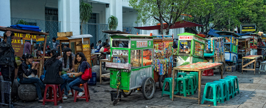 fawwazanvilen's tweet image. one reason why the indonesian economy has been so resilient is that below a certain scale, the State lets people be and they operate under a practically free-market regime with virtually zero taxes and little-to-no regulations