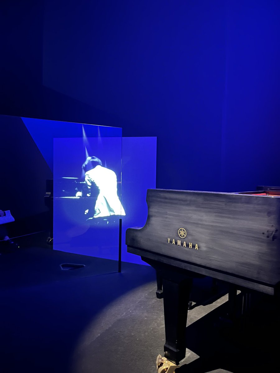 chicaneige's tweet photo. #坂本龍一展 
最終日✨霧の中
そしてピアノを弾くホログラムで蘇る教授🎹
感動しました🥺行けてよかった。ありがとう。 https://t.co/897EXJprfp