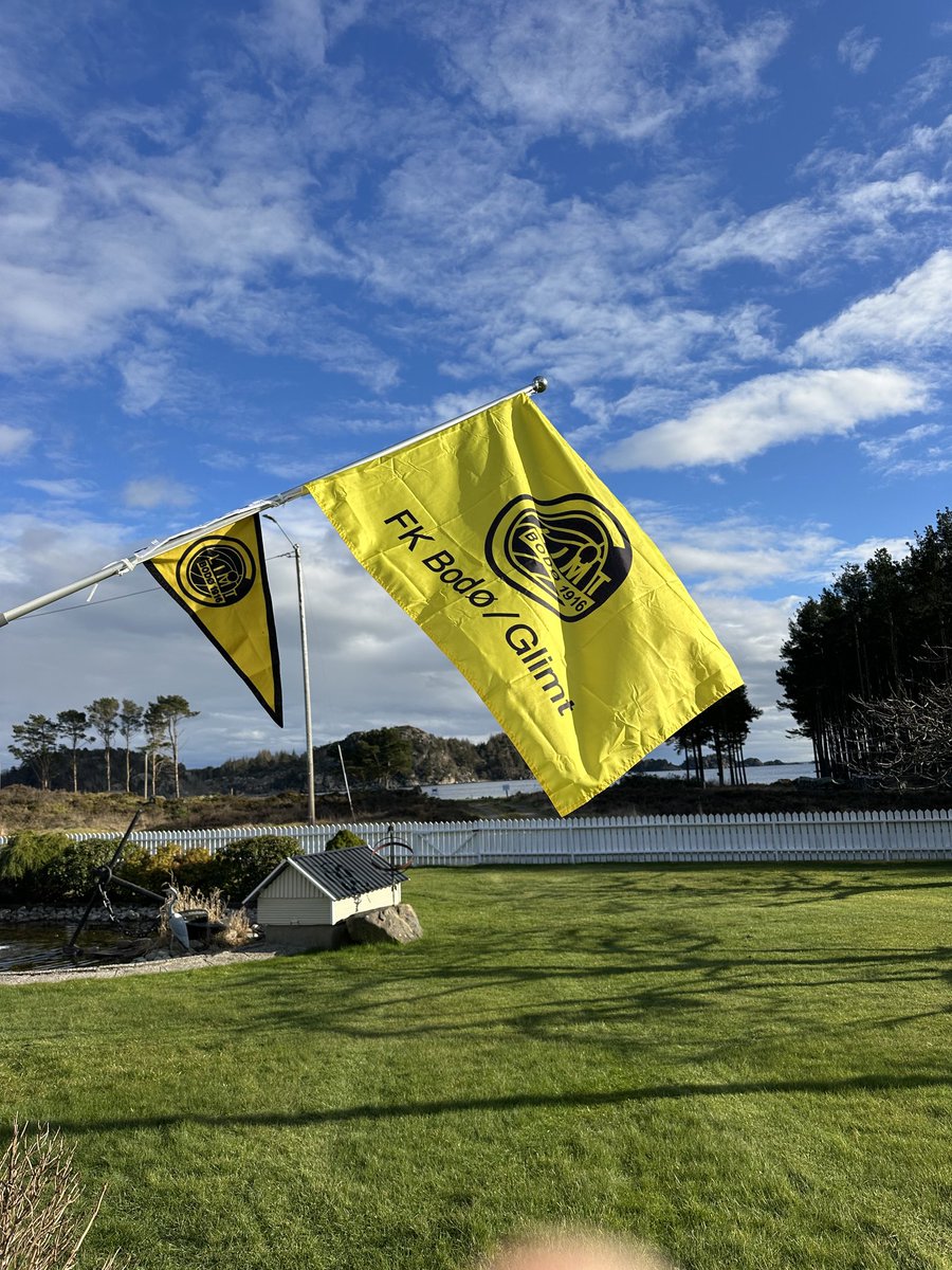 Da er flagget heist og Norges sydligste supporter på Lindenses er klar for årets første seriekamp med @BodøGlimt ⁦<a href="/JFeltet/">J-feltet</a>⁩