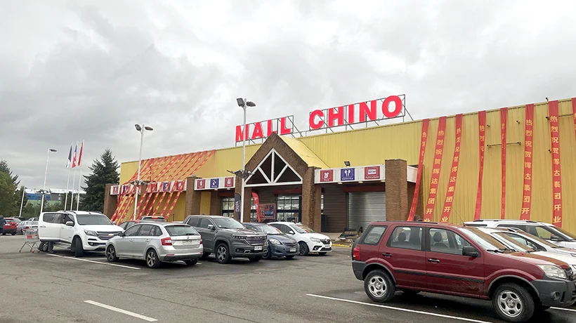 elmostrador's tweet photo. 💬 OPINIÓN | Más allá de las generalizaciones: la diversidad de los malls chinos en el Chile rural

✍🏻 Carol Chan | profesora asociada de Escuela de Antropología, Universidad Diego Portales y investigadora principal de ICLAC y Proyecto Chileno Asiático
✍🏻 Benjamín Jara | investigador asociado
✍🏻 Valentina Fuentes | assistente de investigación de RIMISP - Centro Latinoamericano para el Desarrollo Rural

Léela aquí ⬇️
https://t.co/DUvBeilUK6