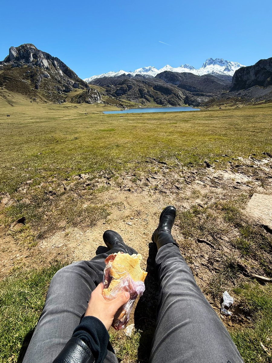 serd1g's tweet image. Tener moto y un día soleado en el norte de España es una bendición.