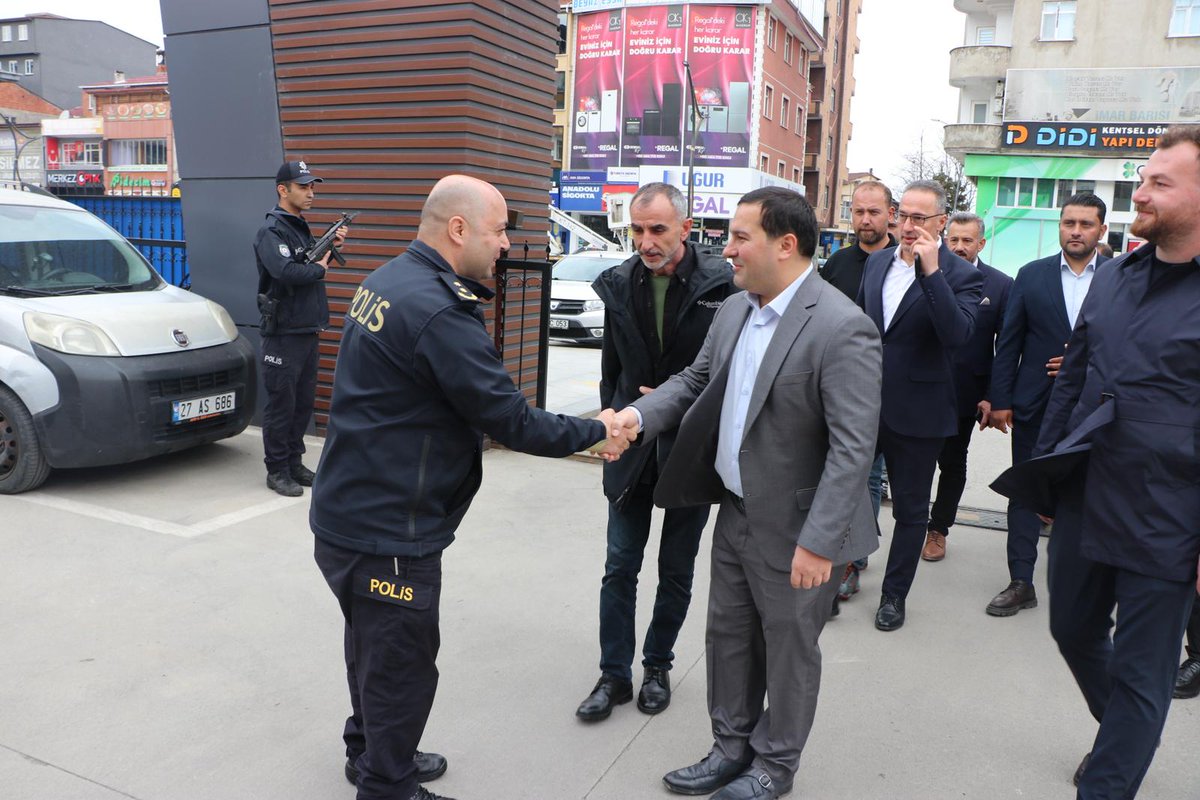 Ard_Kaymakamlik's tweet photo. Kaymakamımız Sayın @ferhataltay25 , Belediye Başkanı Enver ATAGÜN ve beraberindeki heyet ile birlikte bayramlaşma ziyaretleri kapsamında, toplumumuzun huzuru ve güvenliği için 7/24 görev başında olan kolluk kuvvetlerini  ziyaret ederek bayramlarını kutladı.

📍İlçe Emniyet Müdürlüğü 
📍İlçe Jandarma Komutanlığı 

Kaymakamımız Sayın Ferhat ALTAY gece gündüz demeden milletimizin huzuru ve güvenliği için özveriyle çalışan kolluk kuvvetlerimize teşekkür etti.

@RizeVali 
@ihsanselimb 
@ferhataltay25 

#RamazanBayramı