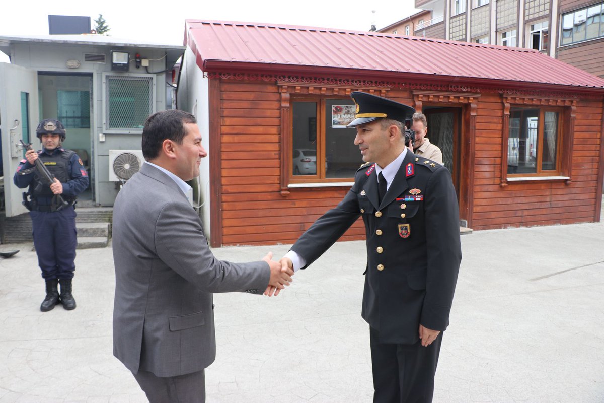 Ard_Kaymakamlik's tweet photo. Kaymakamımız Sayın @ferhataltay25 , Belediye Başkanı Enver ATAGÜN ve beraberindeki heyet ile birlikte bayramlaşma ziyaretleri kapsamında, toplumumuzun huzuru ve güvenliği için 7/24 görev başında olan kolluk kuvvetlerini  ziyaret ederek bayramlarını kutladı.

📍İlçe Emniyet Müdürlüğü 
📍İlçe Jandarma Komutanlığı 

Kaymakamımız Sayın Ferhat ALTAY gece gündüz demeden milletimizin huzuru ve güvenliği için özveriyle çalışan kolluk kuvvetlerimize teşekkür etti.

@RizeVali 
@ihsanselimb 
@ferhataltay25 

#RamazanBayramı