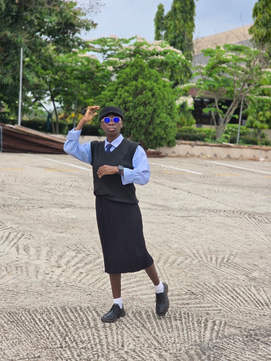 Someone: pleated skirts are fine but not too stylish...

Me: Hey, say no more🤌

Happy Sunday 🤭. How did your Sunday go too? 

#modelling
#modesty
#modellibgmodesty