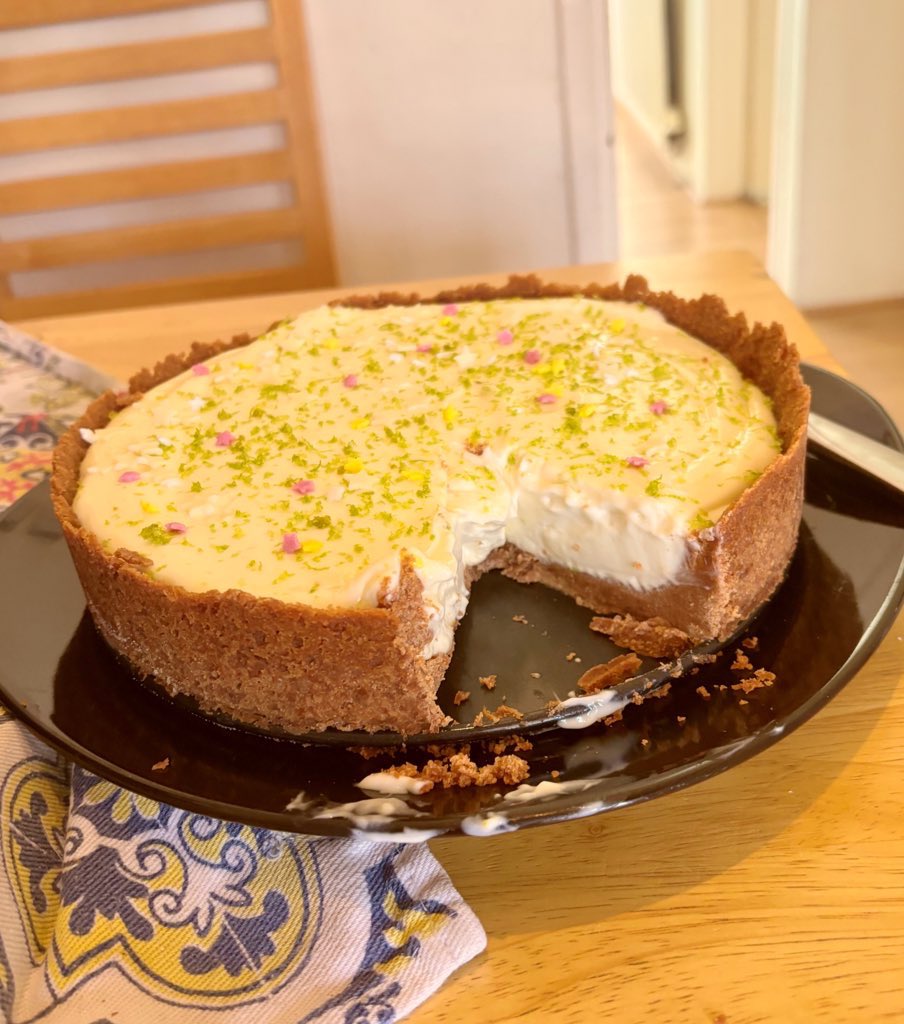 razormaiden's tweet image. hoje é um belo dia para comer uma deliciosa tortinha de limao!! quem quer?