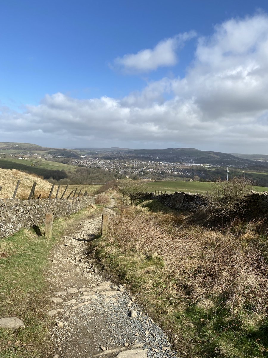 A beautiful (if windy) day out on my ⁦<a href="/NorthRoadCycles/">NorthRoadCycles 🚴‍♂️</a>⁩ Explorer Bess. I love this downhill 🥰 
#gravelbike
#cycling