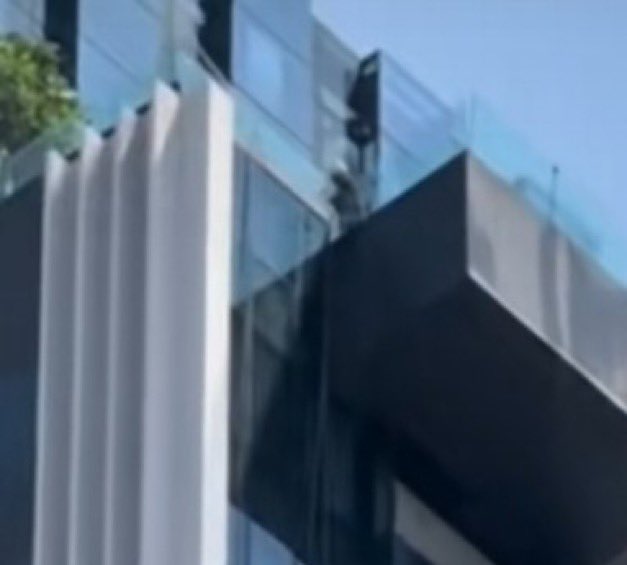🇹🇭 | M7,7-6,4 | El caso del limpiador de ventanas que colgaba del edificio, mientras su compañero lo sujetaba. 

Él estaba sentado en el borde de la piscina mientras el edificio temblaba y en ningún momento pensó en abandonar el edificio y a su compañero de trabajo a la deriva.