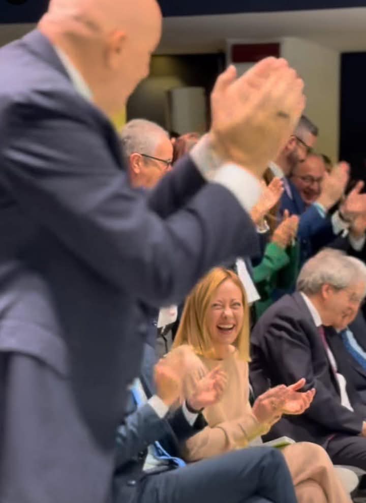 RacheleRossa's tweet image. Non è Atreju ma - ma il Congresso nazionale di un partito d’opposizione.
I sedicenti liberali che fanno la stampella
Quando vi chiedete come è possibile che il governo Meloni, nonostante due anni e mezzo di fallimenti sia ancora lì, riguardatevi bene questa foto.
Che miseria.