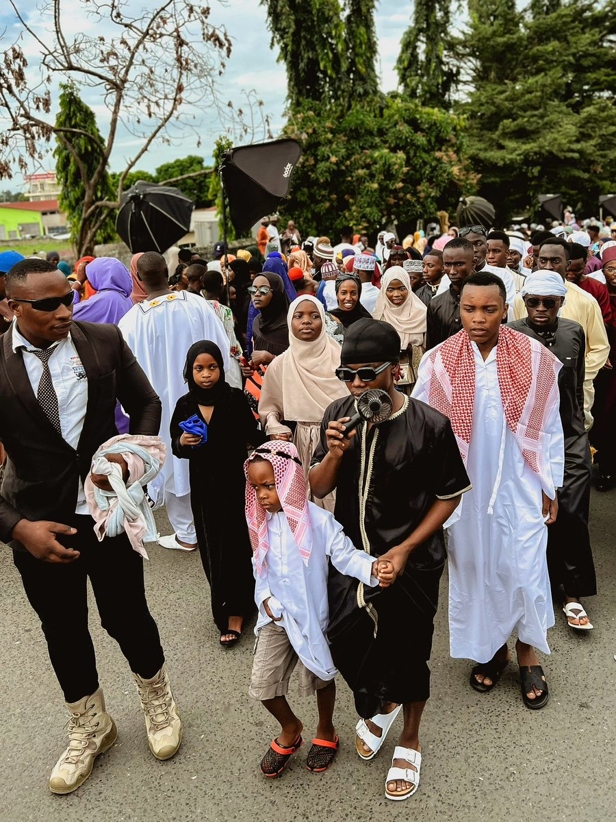 “Eid Mubarak to my family, my fans, and every Muslim around the world!” 🤍🌙
