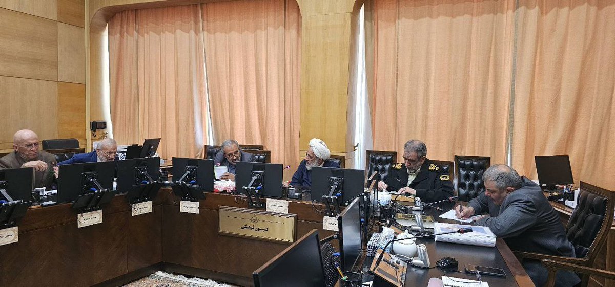 akkaf_ir's tweet image. جزییات جلسه بررسی وقایع جمعه شب مقابل مجلس: از آنجا كه #تحصن در محدوده امنيتي #مجلس بود، فراجا براساس مصوبه شوراي تامين موظف به انجام وظيفه بود.
البته تاریخ مصوبه ۱۳اسفند است و #فراجا تلاش کرد كه اين امر پس از حدود یک ماه از ابلاغ  با كمترين تنش و با حفظ حرمت #متحصنين اجرا شود