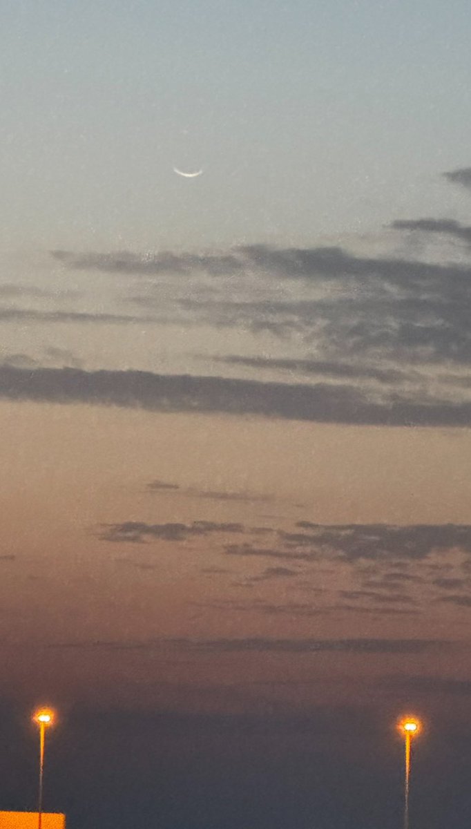 هذا الهلال واضح في سماء الكويت ليلة 2 شوال ولله الحمد صيامنا صحيح

واضح بالحجم انه هلال ليلة 2 شوال